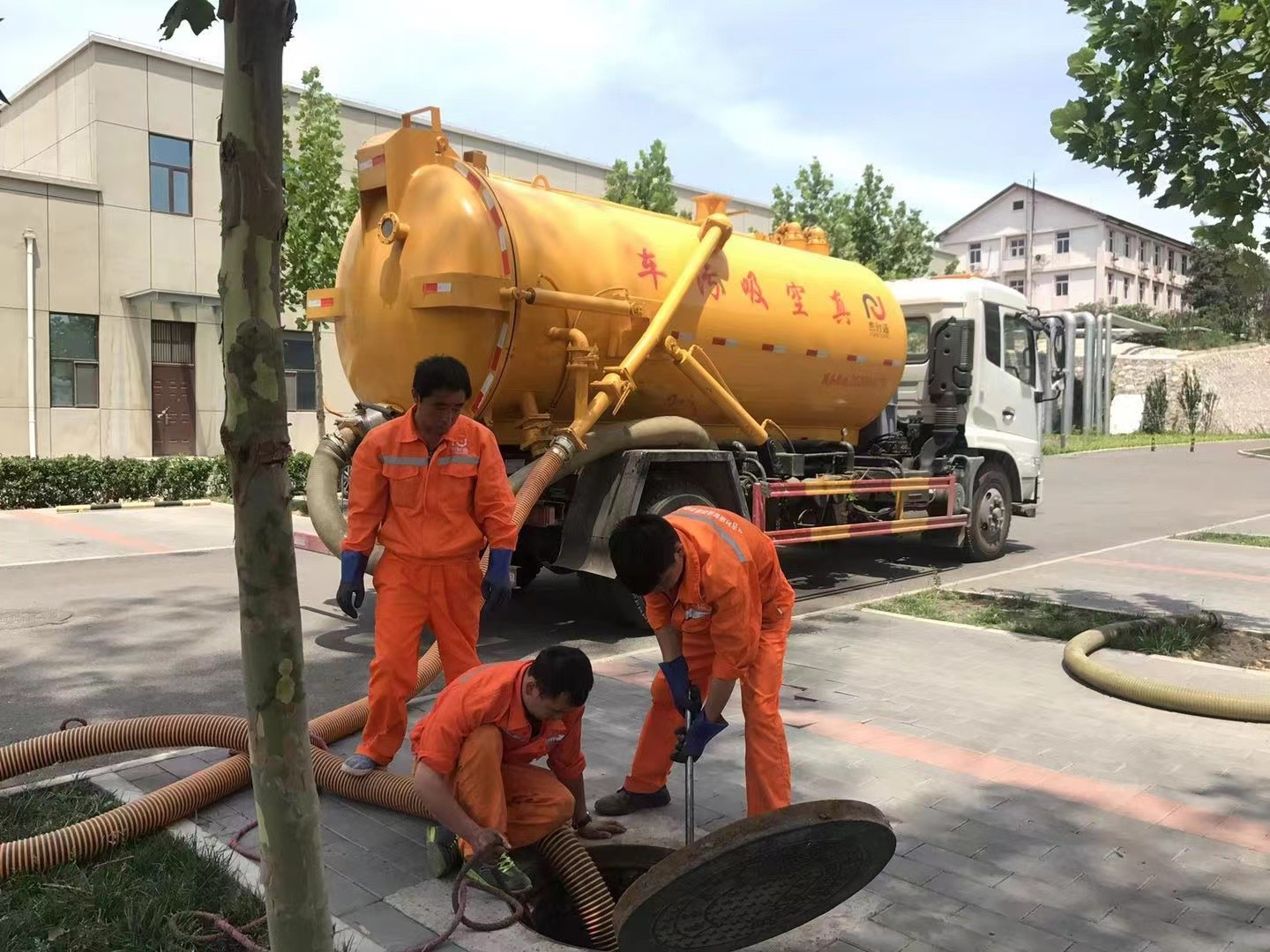 平果管道疏通车停在窨井附近