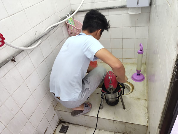 平果管道堵塞冒臭气 专业师傅现场解决问题