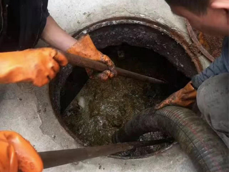 平果清理化粪池时如何避免沼气的危害？